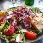 Geräucherter Schinkensalat mit Obst, Gemüse Brot und grünem Salat