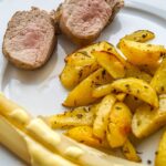 Spargel mit Schweinemedaillions, Rosmarin -Kartoffeln und Sauce Hollandaise