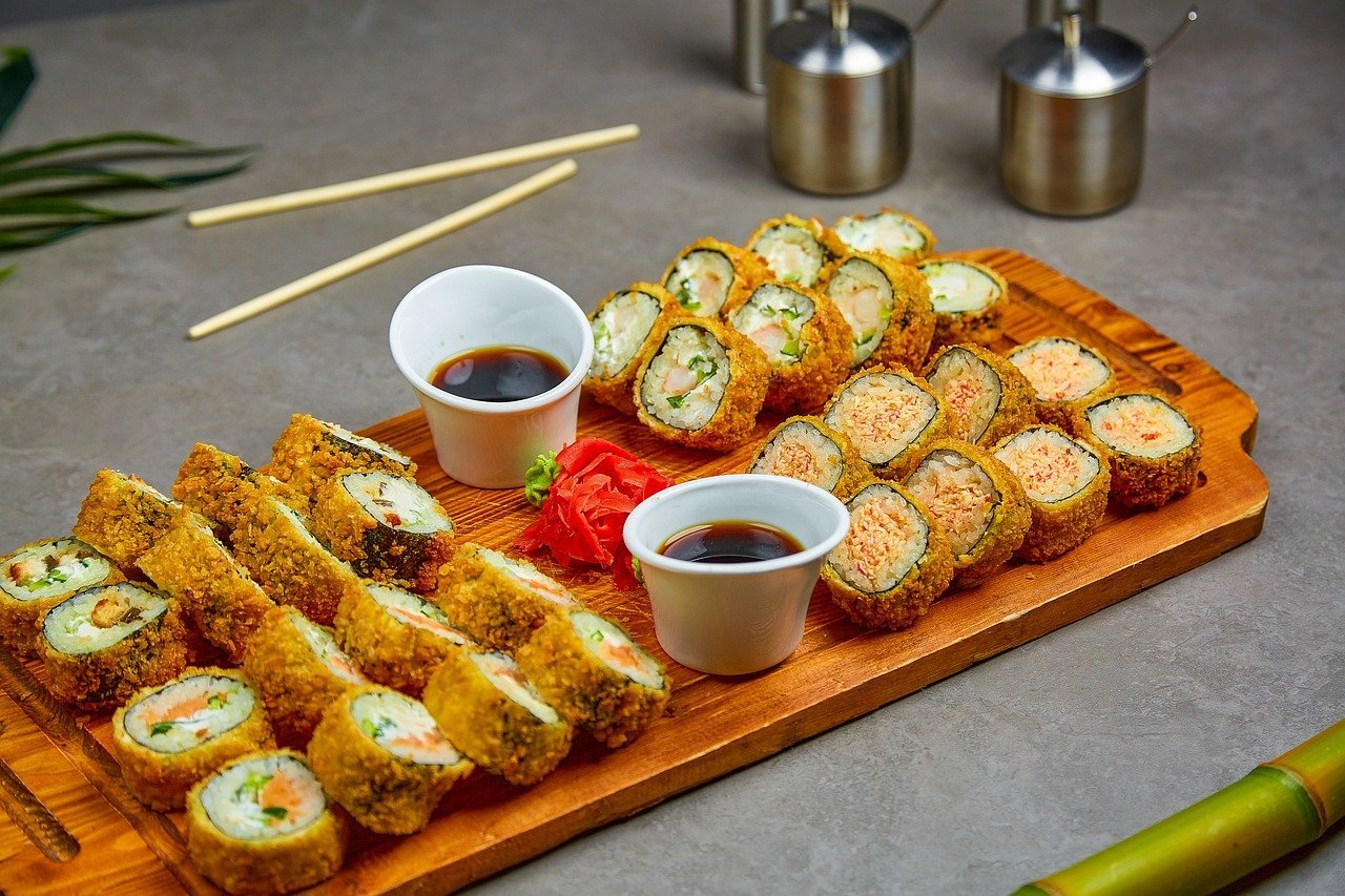 Sojasauce und Wasabi beim Sushi essen