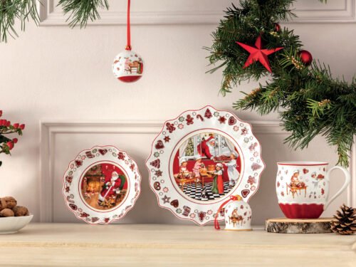Liebevoll dekoriertes Porzellan zu Weihnachten