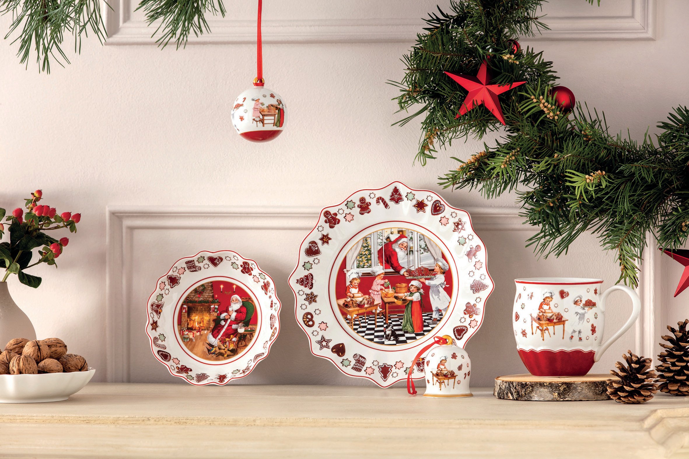 Liebevoll dekoriertes Porzellan zu Weihnachten