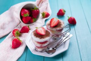 Erdbeer-Tiramisu ist ein Traum aus der italienischen Küche.
