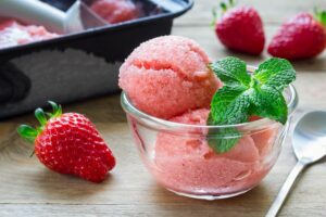 Erdbeer-Sorbet im Glas ist im Sommer wie im Winter ein kulinarischer Genuss und ist ganz schnell gemacht.
