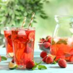Erfrischungsgetränk mit Erdbeere und Limette
