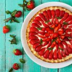 Torte mit Erdbeeren und Schlagsahne mit Minzblättern-Hier kann keiner mehr wirklich widerstehen