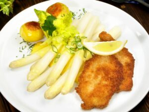 Weißer Spargel mit Sauce Hollandaise, Wiener Schnitzel und Kartoffeln