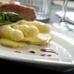 Weißer Spargel und gebratene Ente mit Spinat und Kartoffeln-Das schmeckt nicht nur der Geflügelgemeinde.