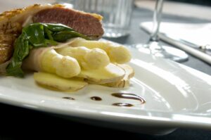 Weißer Spargel und gebratene Ente mit Spinat und Kartoffeln-Das schmeckt nicht nur der Geflügelgemeinde.