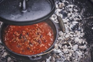 Chili Con Carne im Dutch Oven ist eine geniale Idee für das Grillen und Braten auf einer Feuerstelle