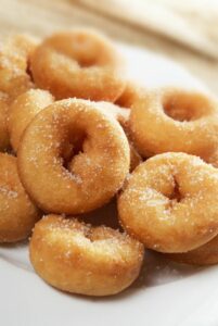 Donuts sind die Krapfen aus einem Rührteig oder Hefeteig aus den USA