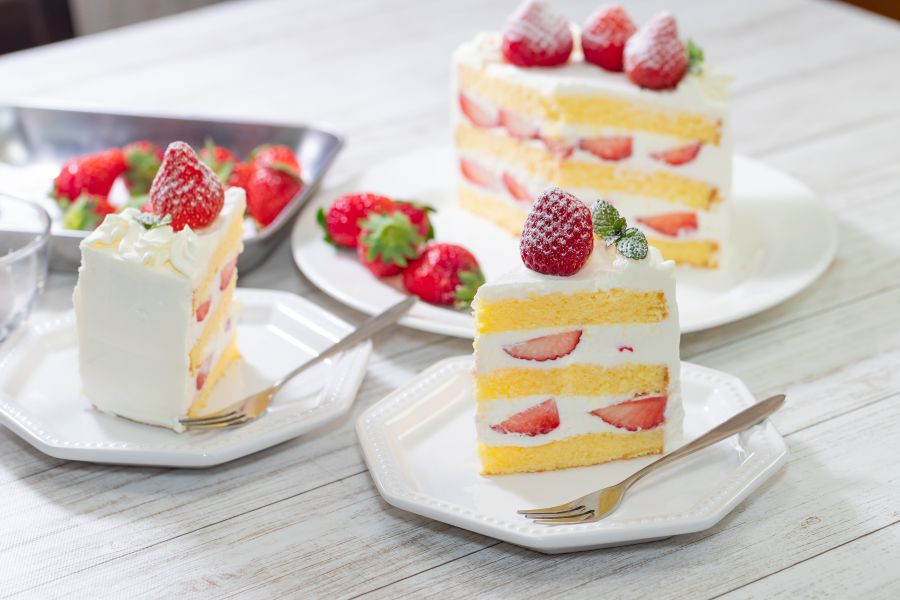 Erdbeer- und Sahneschwammkuchen- Von Sponge Bob zu Sponge Cake-alle beide sind bei Kindern sehr beliebt