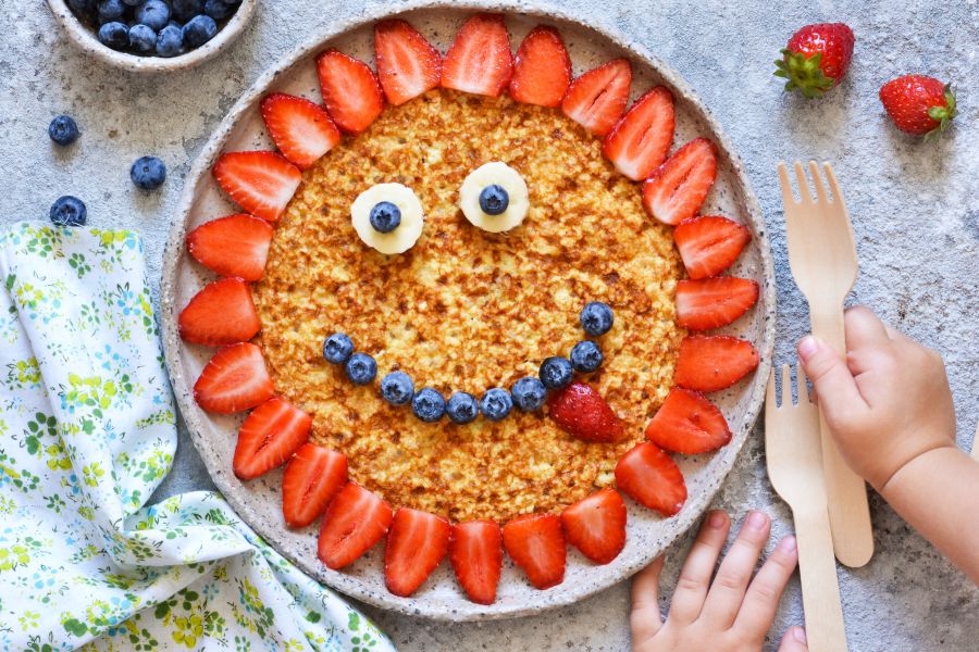 Lustige Sonne mit einem Lächeln- Pfannkuchen mit Beeren - Hier kommt ein Rezept nicht nur für die Kleinen