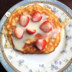 Pfannkuchen mit Erdbeeren und Kondensmilch