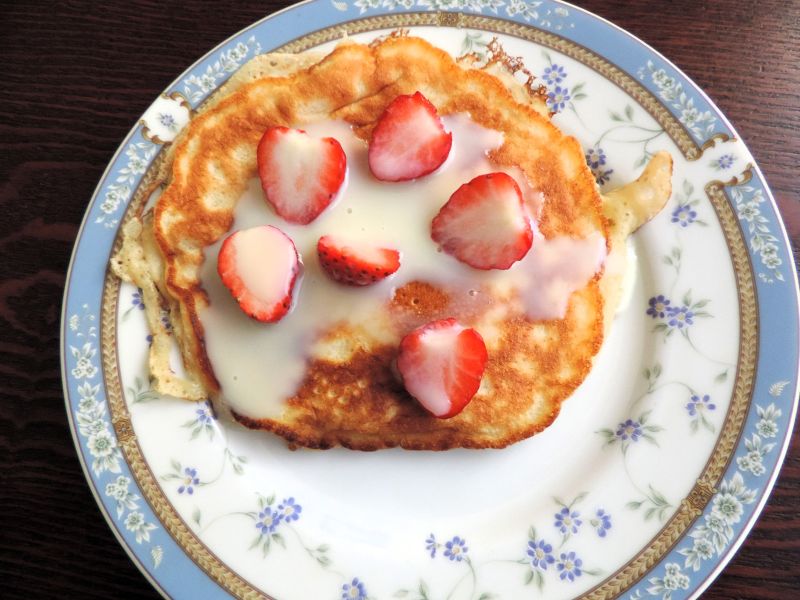 Pfannkuchen mit Erdbeeren und Kondensmilch
