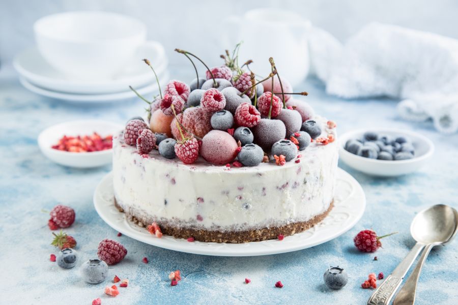 Vanille-Eis-Kuchen mit eingefrorenen Beeren ist der Clou für heiße Tage.