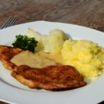 Blumenkohl-Brokkoli-Kartoffelstampf-Schnitzel und Sauce Bernaise