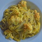 Blumenkohl geröstet mit grünen Spaghetti und Sahnesoße