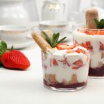 Dessert mit Mascarpone und Schlagsahne-Savoiardi-Biskuit und frischen Erdbeeren