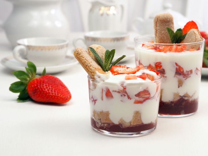 Dessert mit Mascarpone und Schlagsahne-Savoiardi-Biskuit und frischen Erdbeeren