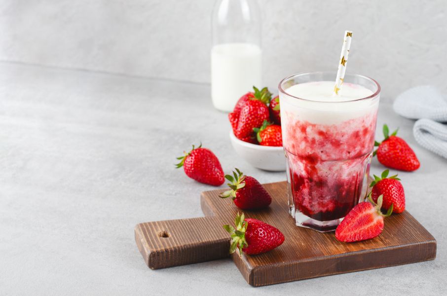 Erdbeermilchshake mit pürierten frischen Erdbeeren ist nicht nur für den Sommer ein Highlight