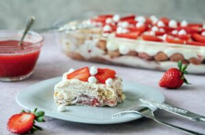 Italienisches traditionelles Dessert-Tiramisu mit Erdbeeren