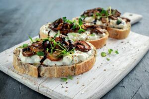 Knoblauch Champignons Toast mit cremigem herbed (Kräuter) Ricotta Käse