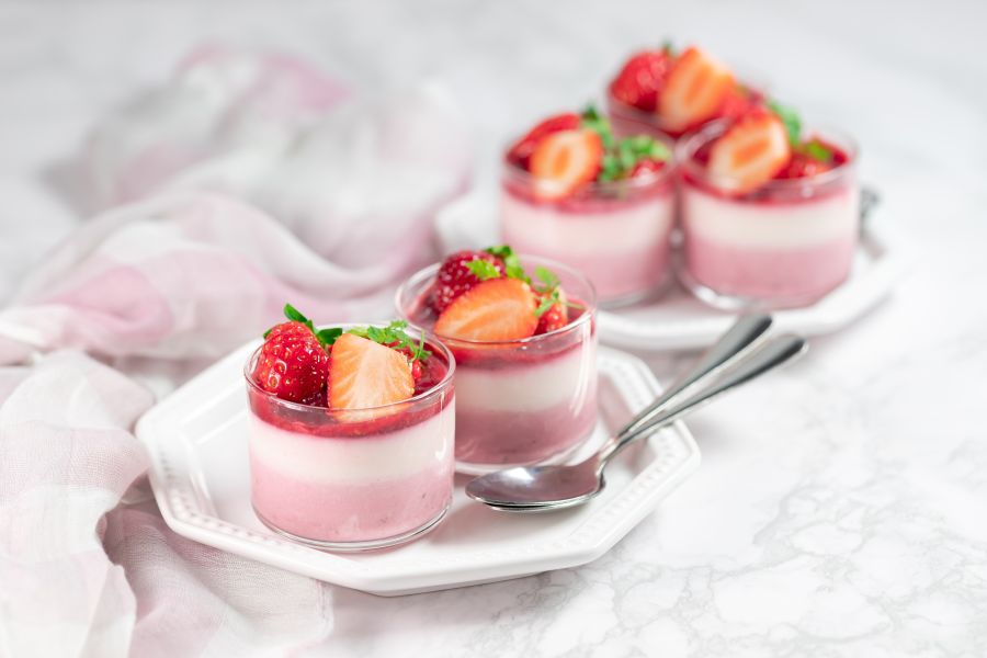 Traditionelle italienische Dessert Vanille Erdbeere Panna Cotta ist eine leckere Nachspeise aus Italien