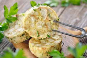 Böhmische Knödel sind bei uns auch als Semmelknödel bekannt und beliebt