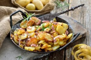 Bratkartoffeln nach Lyoner Art werden mit Lyoner Wurst gemacht
