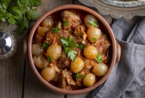 Stifado ist ein klassischer griechischer Fleischeintopf der Spitzenklasse