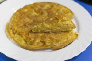 Tortilla de patatas - das hausgemachte spanisches Omelett mit Eiern und mit Kartoffeln