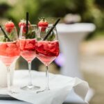 Erdbeerbowle ist ein fruchtiges Getränk mit Alkohol und ganz vielen Erdbeeren