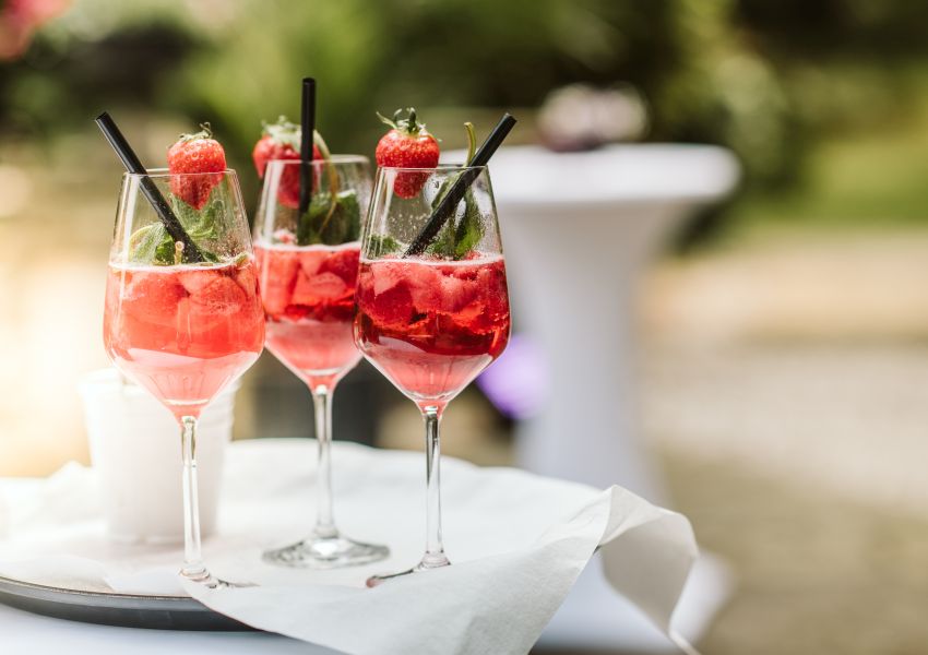 Erdbeerbowle ist ein fruchtiges Getränk mit Alkohol und ganz vielen Erdbeeren