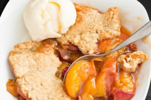 Peach Cobbler ist eine traditionelle Süßspeise aus den USA