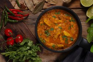 Aromatisches Geflügel-Curry mit cremiger Kokosmilch, Hähnchenstücken, Gewürzen und frischen Kräutern – inspiriert von der indischen Küche.