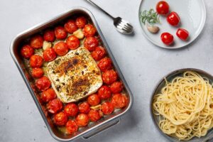 Feta Pasta aus dem Ofen mit gebackenen Kirschtomaten und frischen Kräutern.